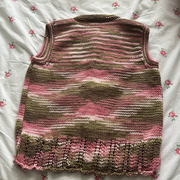 Vintage hand knit sweater vest with floral buttons - Picture 4 of 7